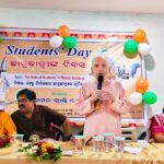 ସାତ ଜୁଇ ନ ଲିଭୁଣୁ, ଜଳିଲା ଆଉ ଗୋଟେ ଜୁଇ।